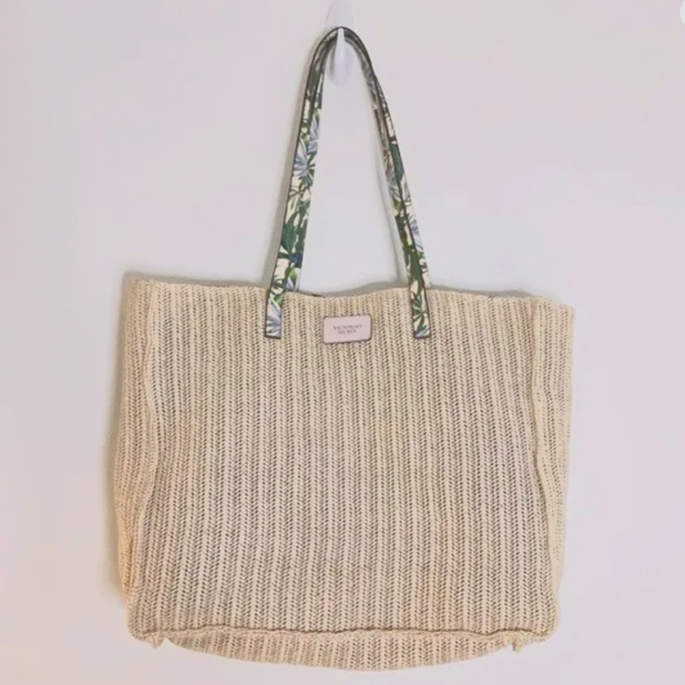 Victoria Secret Spring 2020 Limited Edition tote. 🌴